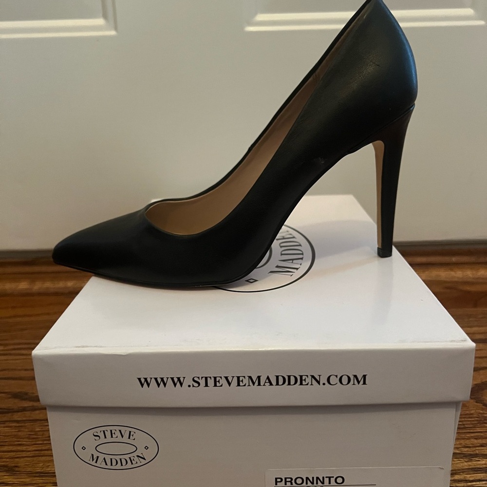 Steve Madden. Black. Patent leather. Pointy toe.